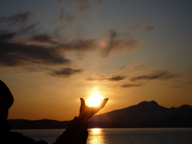 hurtigruten-sonne-in-der-hand-p1000326